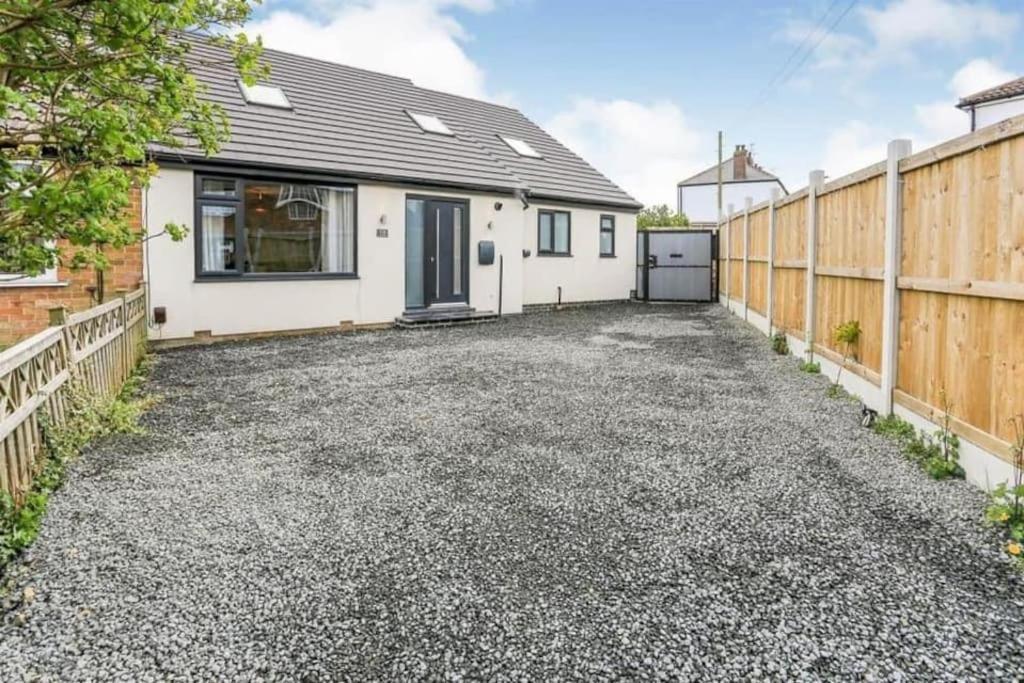 Modern Harrogate House Sleeps 10, Cinema Room & Hot Tub エクステリア 写真